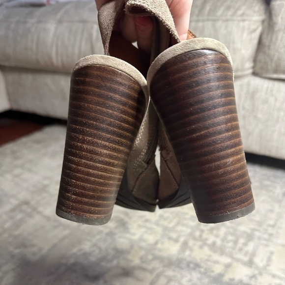 Lucky Brand Listana Boho Embroidered Peep Toe Taupe Heeled Ankle Booties - Picture 15 of 16